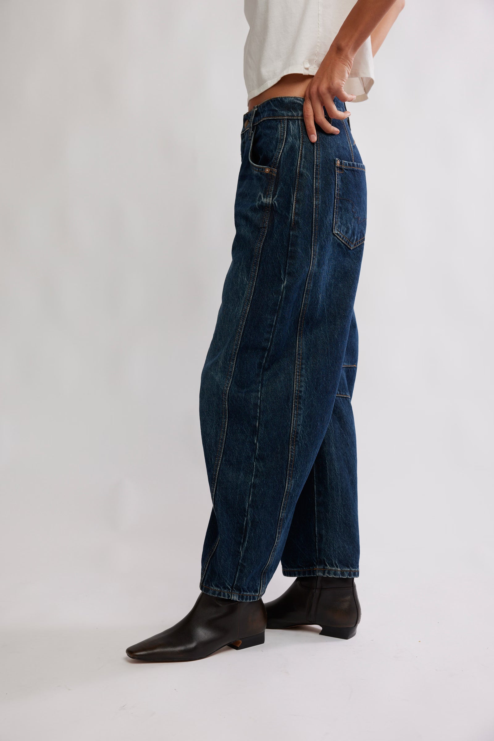 GOOD LUCK MID-RISE BARREL JEAN