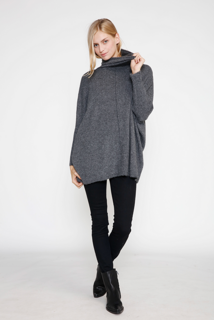 SEAM TURTLENECK SOFT SWEATER